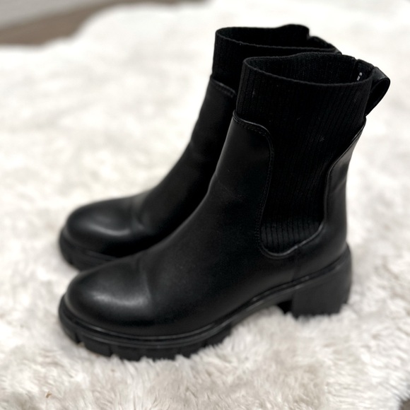 Steve Madden Chelsea Boot • Style: HUTCHH20 • Black - Picture 2 of 7